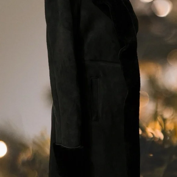 Elegant Black Fur-Trimmed Coat - Picture 3 of 12